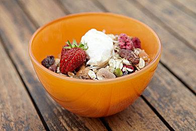 《黑豹2》女主Letitia Wright开箱限定版Xbox游戏机